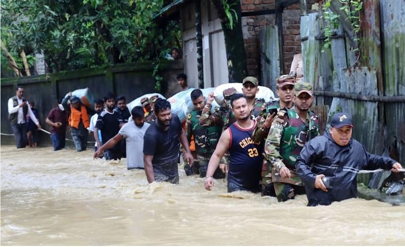 খাগড়াছড়িতে বন্যাকবলিত অসহায় মানুষের পাশে বাংলাদেশ সেনাবাহিনী